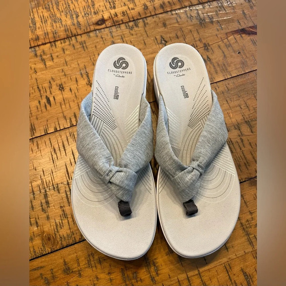 CLARKS Cloudsteppers Arla Kaylie Thong‎ Sandals - Picture 1 of 4